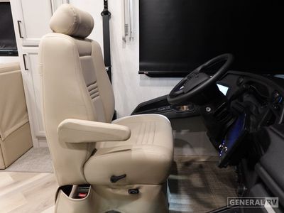 2026 Fleetwood Bounder - Photo 8