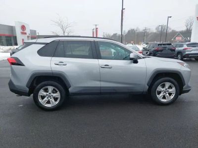 2021 Toyota RAV4 XLE - Photo 3