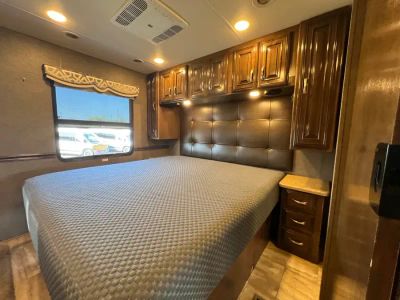 2017 Thor Motor Coach CHALLENGER — photo 18 view