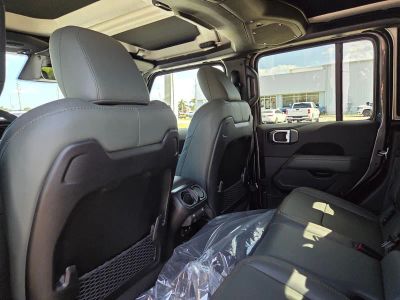 2026 Jeep Gladiator — photo 9 view