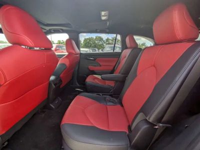 2023 Toyota Highlander — photo 12 view