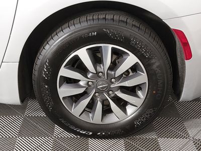 2023 Chrysler Pacifica — photo 10 view