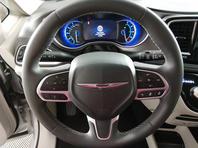 2023 Chrysler Pacifica — photo 12 view