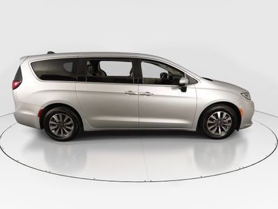 2023 Chrysler Pacifica — photo 8 view
