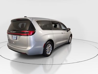 2023 Chrysler Pacifica — photo 7 view