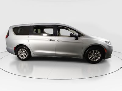 2023 Chrysler Pacifica — photo 8 view