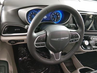 2023 Chrysler Pacifica — photo 12 view