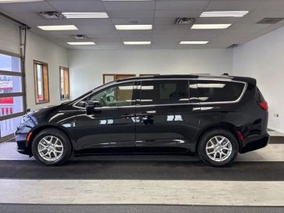 2024 Chrysler Pacifica — side profile view