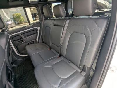 2025 Land Rover Defender 110 — photo 13 view