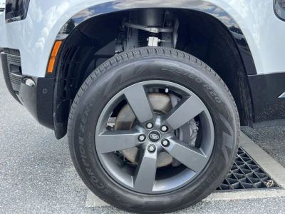 2025 Land Rover Defender 110 — photo 9 view