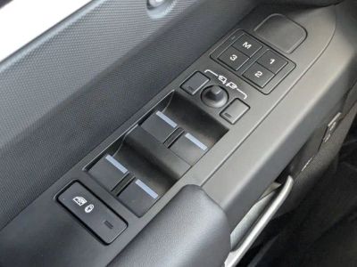 2025 Land Rover Defender 110 — photo 22 view