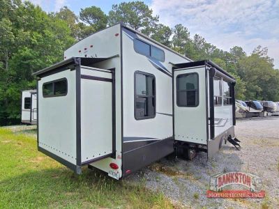 2023 Montana High Country 335BH — interior view