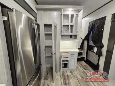 2023 Montana High Country 335BH — photo 16 view