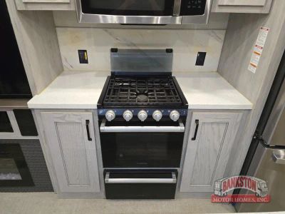 2023 Montana High Country 335BH — photo 10 view