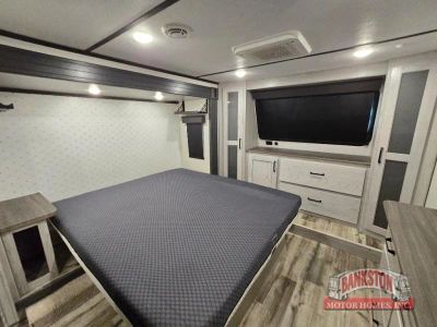 2023 Montana High Country 335BH — photo 40 view