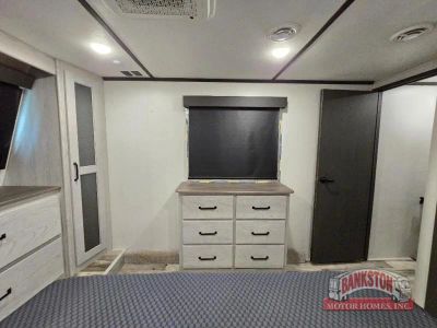 2023 Montana High Country 335BH — photo 41 view