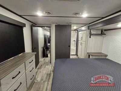 2023 Montana High Country 335BH — photo 44 view