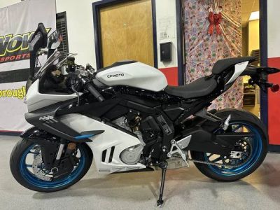 2026 CFMOTO 675SS — front three-quarter view