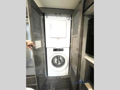 2019 Fleetwood Discovery - Photo 9
