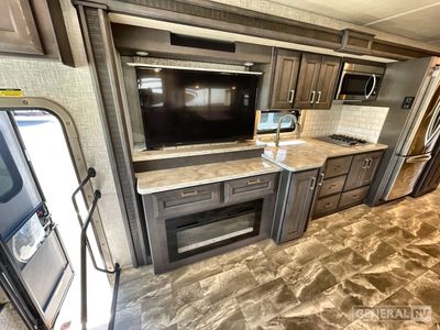 2023 Thor Motor Coach Challenger - Photo 10