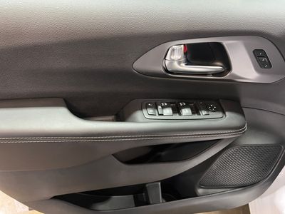 2026 Chrysler Pacifica — photo 12 view
