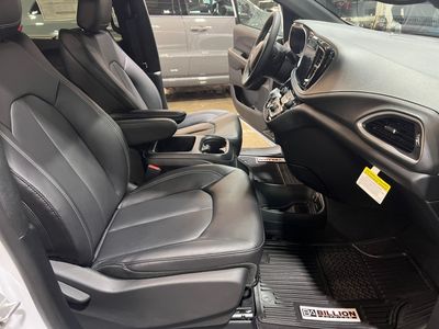 2026 Chrysler Pacifica — photo 14 view