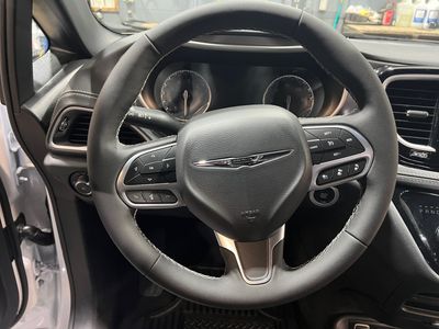 2026 Chrysler Pacifica — photo 9 view