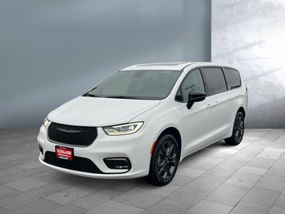 2026 Chrysler Pacifica — front three-quarter view