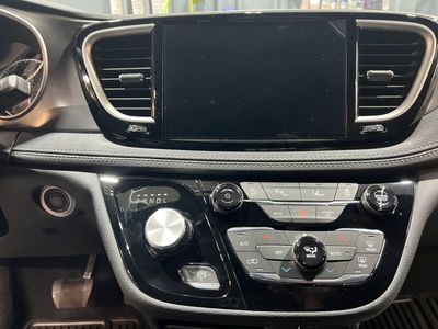 2026 Chrysler Pacifica — photo 8 view