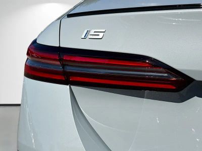 2026 BMW i5 — photo 10 view