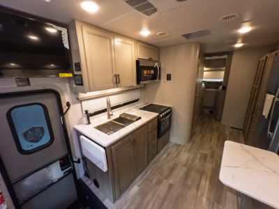 2027 Thor Motor Coach OMNI TRAIL — photo 9 view