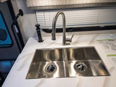2027 Thor Motor Coach OMNI TRAIL — photo 11 view