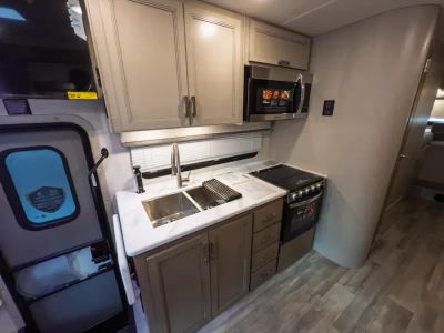 2027 Thor Motor Coach OMNI TRAIL — photo 10 view