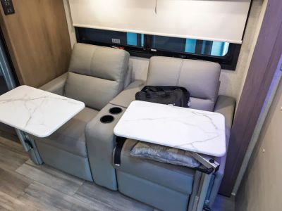 2027 Thor Motor Coach OMNI TRAIL — photo 8 view