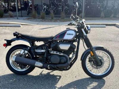 2017 Yamaha SCR950 — front three-quarter view