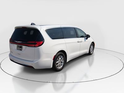 2023 Chrysler Pacifica — photo 7 view