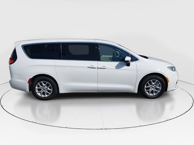 2023 Chrysler Pacifica — photo 8 view