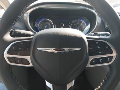 2023 Chrysler Pacifica — photo 12 view