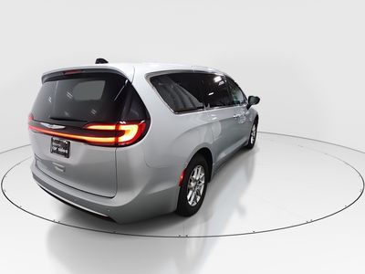 2024 Chrysler Pacifica — photo 7 view