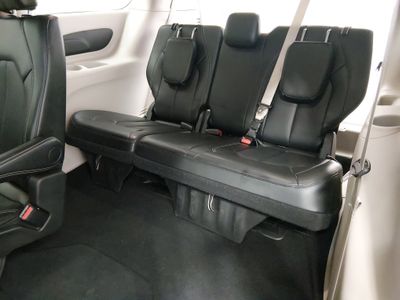 2024 Chrysler Pacifica — photo 17 view
