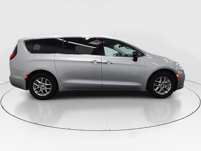 2024 Chrysler Pacifica — photo 8 view