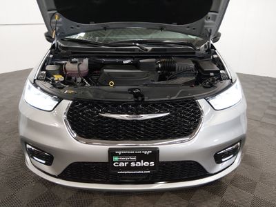2024 Chrysler Pacifica — photo 9 view