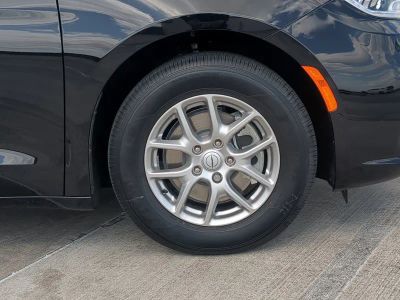 2026 Chrysler Pacifica — photo 11 view