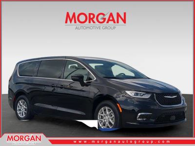 2026 Chrysler Pacifica Select in Black — front three-quarter view