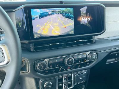 2025 Jeep Wrangler — photo 13 view