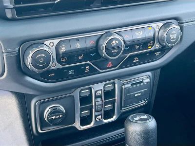 2025 Jeep Wrangler — photo 15 view