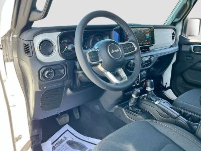 2025 Jeep Wrangler — photo 9 view