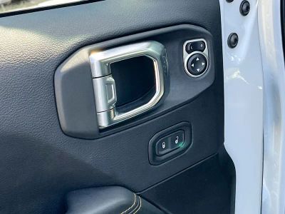 2025 Jeep Wrangler — photo 17 view