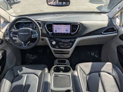 2024 Chrysler Pacifica — photo 14 view