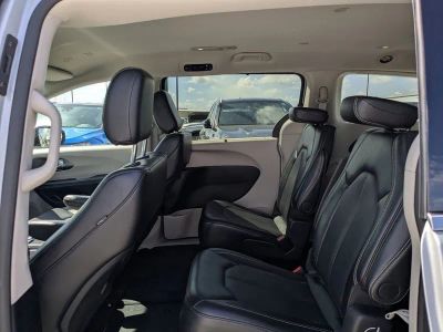 2024 Chrysler Pacifica — photo 13 view